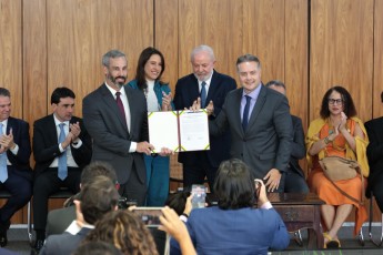 Governadora comemora assinatura da ordem de serviço da duplicação da BR-423 ao lado do presidente Lula 