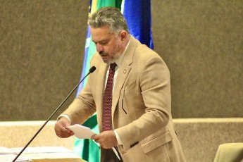 Deputado William Brigido propõe proibir mudança de sexo em crianças e adolescentes em Pernambuco