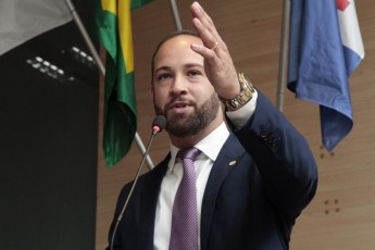 Victor André Gomes comemora suspensão das catracas-duplas nos ônibus do Recife pelo MPPE