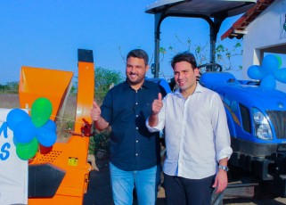 Em Vertentes, Igor Miranda entrega mais um equipamento agrícola com o Deputado Estadual João Paulo Costa
