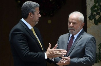 Lula e Arthur Lira negociam para destravar PEC da transição 