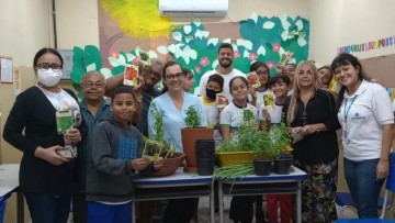 Estudantes de Brasília Teimosa fazem horta urbana e plantio de hortaliças em ação do Programa Cidade Saneada