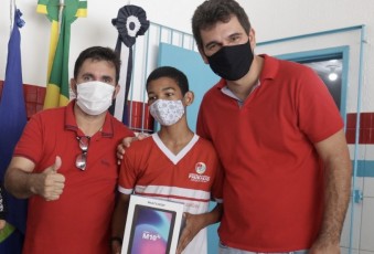 Em Paudalho, Marcelo Gouveia começa a entrega de mais 4 mil tablets para alunos da Rede Municipal