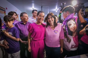 Raquel Lyra vota em Caruaru acompanhada de Priscila e família