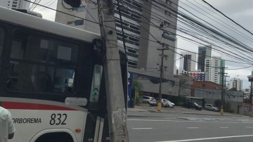 Ônibus colide em poste em Boa Viagem; CTTU monitora o local 