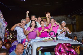 Deputados do Litoral Norte Guilherme Uchoa Jr e Mário Ricardo abraçam Raquel Lyra no encerramento da campanha na região 