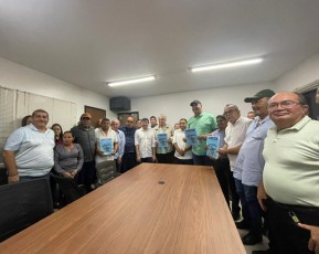 Em São Vicente Ferrer, Eduardo da Fonte e Antônio Moraes assinam ordem de serviço de obras ao lado do prefeito Marcone Santos