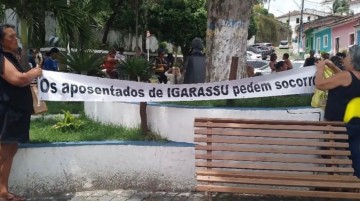 No dia do prefeito, servidores públicos realizam protesto na Prefeitura de Igarassu