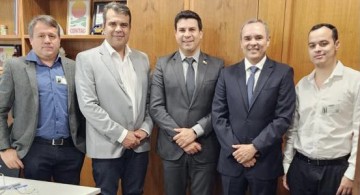 Prefeito de São José do Egito vai à Brasília e se reúne com deputado Carlos Veras 