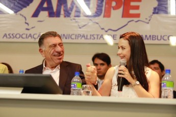 Márcia Conrado é eleita por unanimidade para presidência da Amupe