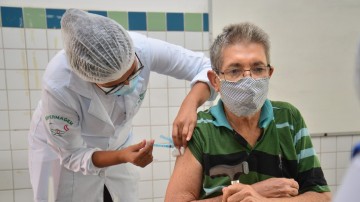 Quinta dose da vacinação contra Covid-19 começa para pessoas acima de 80 anos em Camaragibe