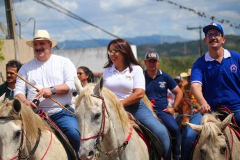 Em Cumaru, Eriberto Medeiros e Eriberto Filho participam de grande cavalgada pelo Dia do Trabalhador