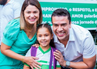 Rodrigo Pinheiro entrega matérias escolares para alunos da rede municipal de Caruaru