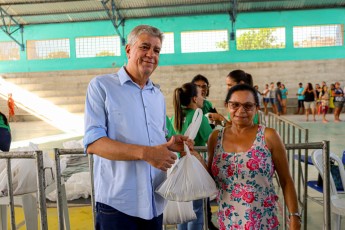 Prefeito Marinaldo Rosendo distribui 15 toneladas do Peixe Solidário