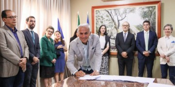 Prefeito da Vitória de Santo Antão assina cooperação para formação de Comitê Intersetorial Regional da Primeira Infância