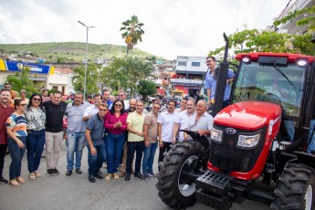 Eriberto Medeiros e Eriberto Filho prestigiam série de entregas à população de Cumaru