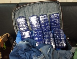 Mulher é presa com 1,7 kg de cocaína no Aeroporto do Recife