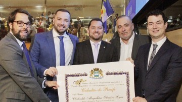 Clodoaldo Magalhães recebe título de cidadão recifense 