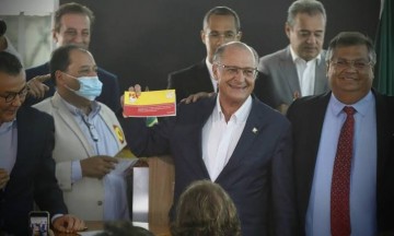 Alckmin se filia ao PSB e aguarda convite para ser vice de Lula 