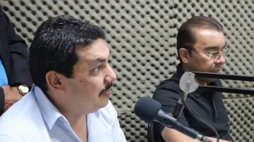Chaparral concede entrevistas ao lado do prefeito de Toritama