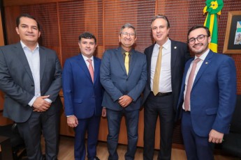 Ao lado dos deputados Eduardo da Fonte e Lula da Fonte, prefeito George Duarte se reúne com Ministro da Educação