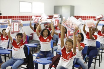 Prefeitura do Paudalho entrega kits de materiais escolares para a Rede de Ensino Municipal