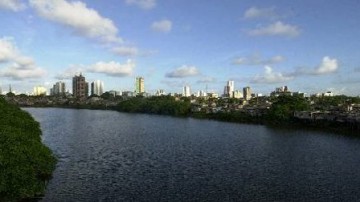 Prefeitura do Recife reforça limpeza de rios devido às chuvas
