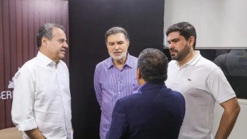Danilo visita Caruaru ao lado de Tony Gel e Tonynho