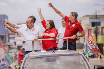 Marília Arraes participa de carreata com vereadores do Recife e ao lado do deputado João Paulo