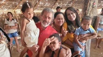 Gonzaga Patriota recebe apoio indígena em visita à feira livre de Orocó