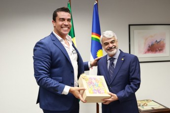 Prefeito de Caruaru entrega convite de São João ao senador Humberto Costa