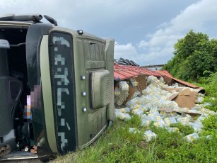 Motorista perde o controle e caminhão tomba na BR 101 no Recife