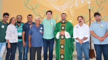 Henrique Queiroz Filho começa campanha participando de momento religioso em Limoeiro