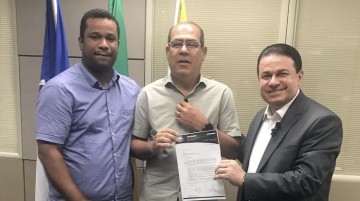 Mano Medeiros recebe visita do deputado estadual Adalto Santos