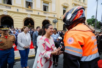 Raquel Lyra destaca a importância da democracia e faz entrega de 120 novas motocicletas para reforço da segurança pública
