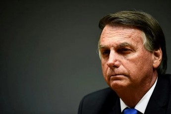 Bolsonaro não tem previsão de alta e está estável, diz boletim médico 