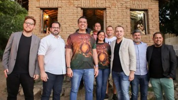 Rodrigo Pinheiro visita Alto do Moura com integrantes da Mocidade Independente 