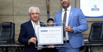 Pedro Ivo Viana Moura recebe Título de Cidadania Caruaruense