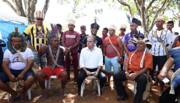 Danilo se reúne com representantes da população indígena de Pernambuco