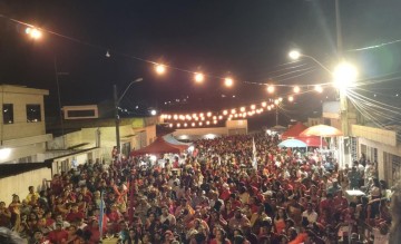 Em Machados, prefeito Juarez da Banana faz grande caminhada para pedir votos para Marília, André, Waldemar Oliveira e Davi Muniz