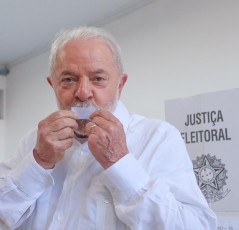 “Hoje é o dia mais importante da minha vida”, diz Lula após votar em São Bernardo do Campo