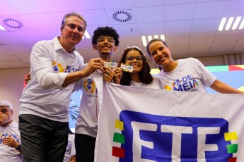Raquel Lyra e o ministro da Educação lançam o programa Pé-de-Meia em Pernambuco