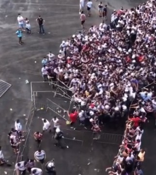 Tumulto na entrada da torcida do Santa Cruz na Arena ocorreu devido a ingressos falsos, afirma PM