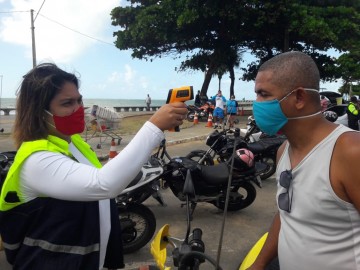 Em Olinda, ação educativa auxilia motociclistas no combate à Covid-19