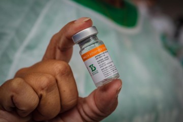 Idosos devem comparecer ao Centro de Vacinação para a segunda dose da imunização contra a Covid-19 em Caruaru