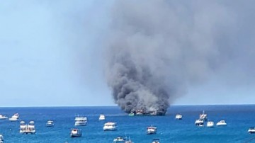 Seis tripulantes que estavam em navio de carga que pegou fogo em Fernando de Noronha passam bem