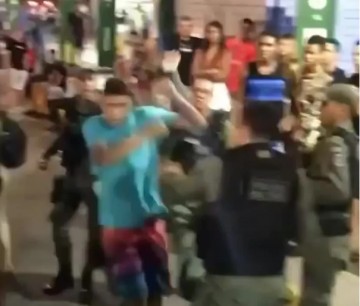 Vídeo que circula na internet mostra jovem sendo agredido por policiais militares no Centro do Recife