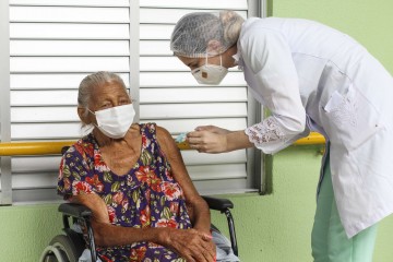 Cuidado com idosos e a importância da imunização contra a covid-19