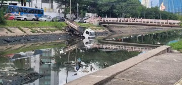 Motorista perde o controle e caminhão cai em canal, em Boa Viagem