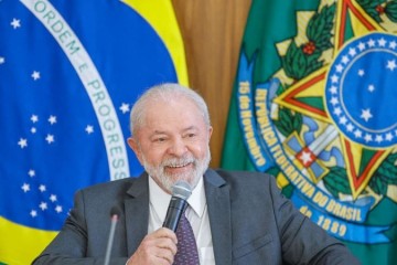 Nova Lei do salário mínimo e isenção de IR são sancionadas por Lula